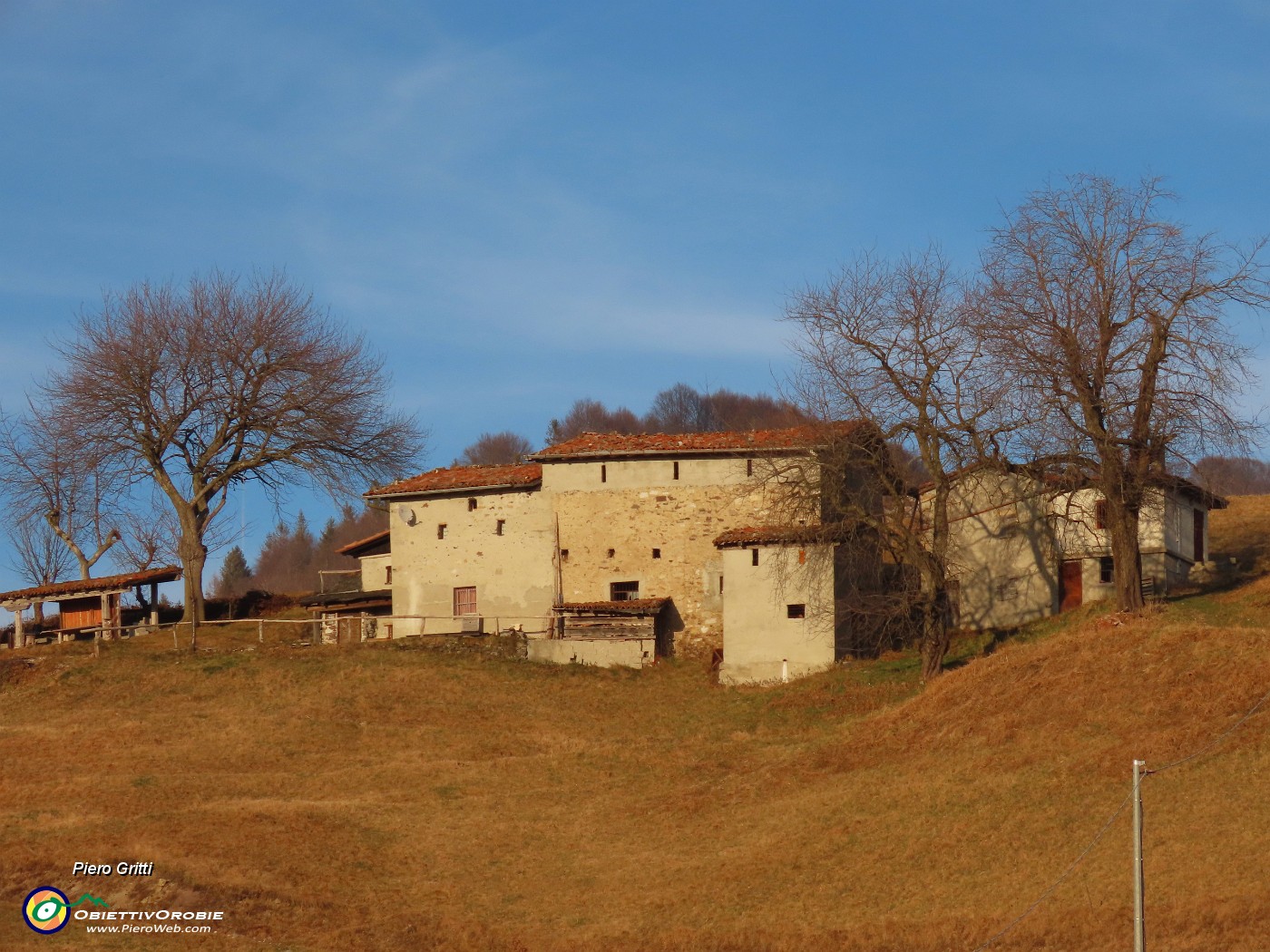 62 Cascinale baciato dal sole verso il tramonto.JPG